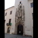 Das Portal mit dem schiefen mittleren Türmchen